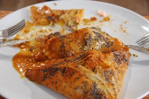 " Уши Амана" из теста "фило", начиненные лососем, рикоттой и песто.