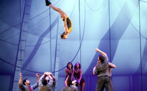 CirqueEloize_Cirkopolis_Banquine2