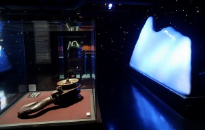 Iceberg and Case with Hook and Pulley_Iceberg Gallery+